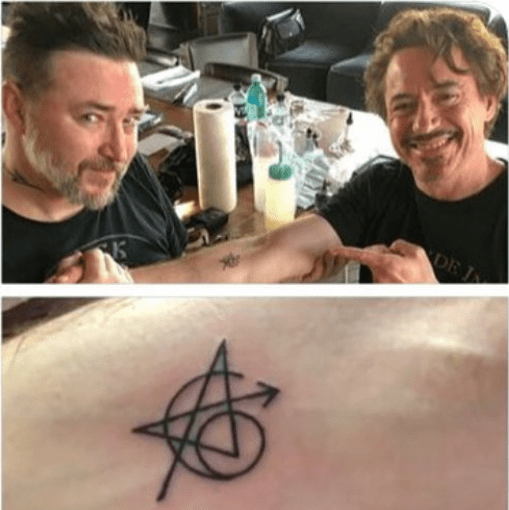 Robert Downey Jr se fait tatouer le logo des Avengers sur l'avant-bras